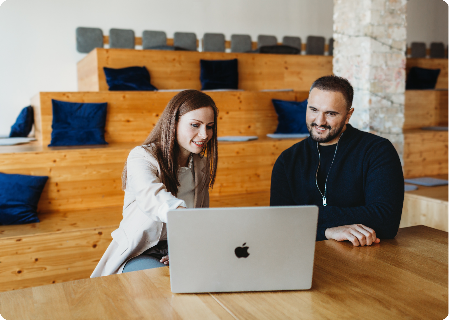 Civey-Mitarbeiter-am-Laptop