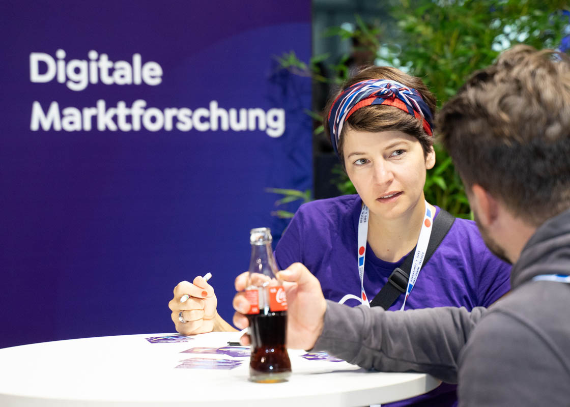 Lilli Schubert im Kundengespräch auf der DMEXCO 2023