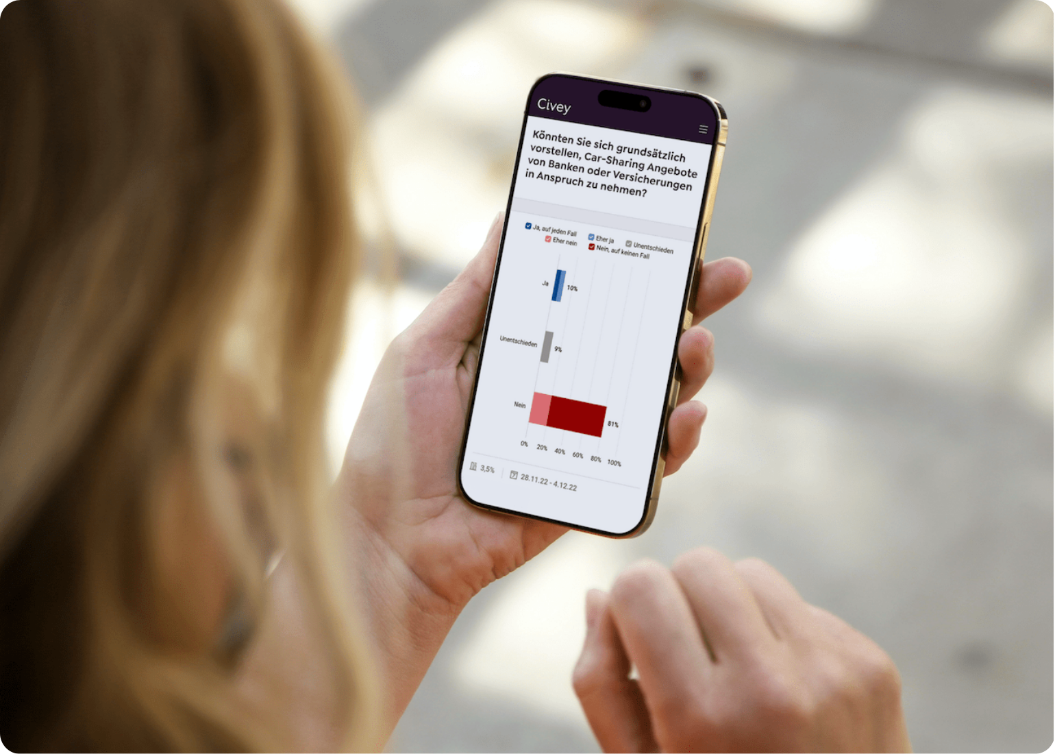 Marktpositionierung-Frau-am-Smartphone
