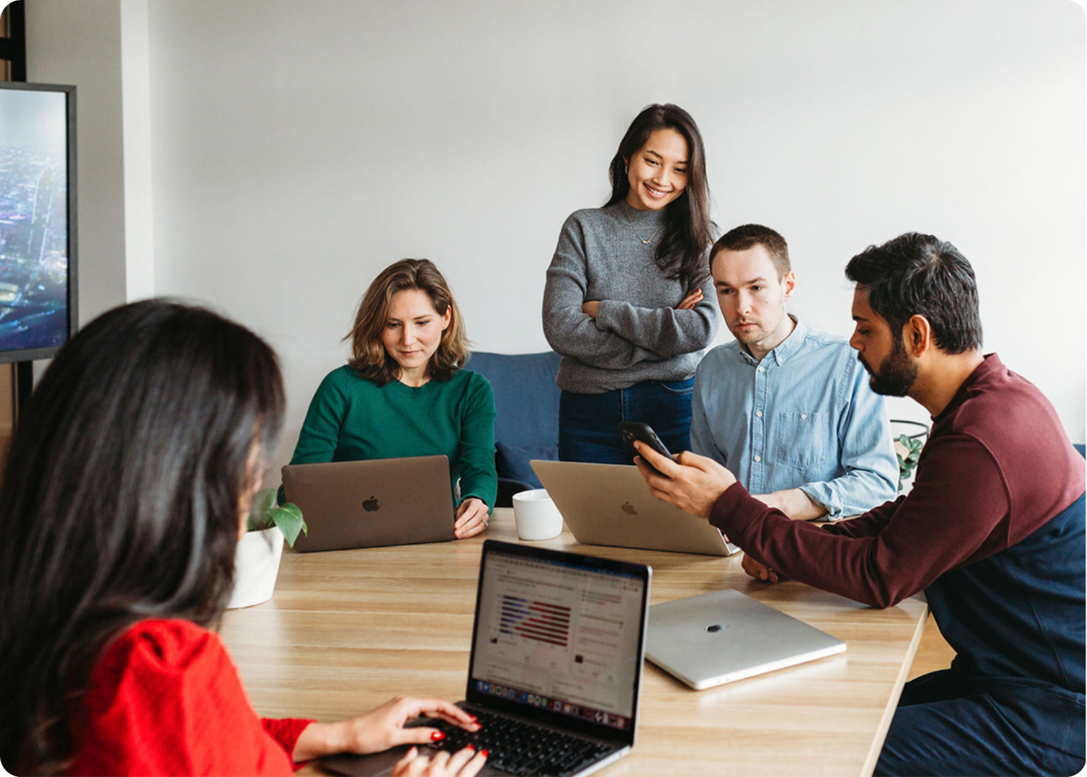 Menschengruppe-im-Büro