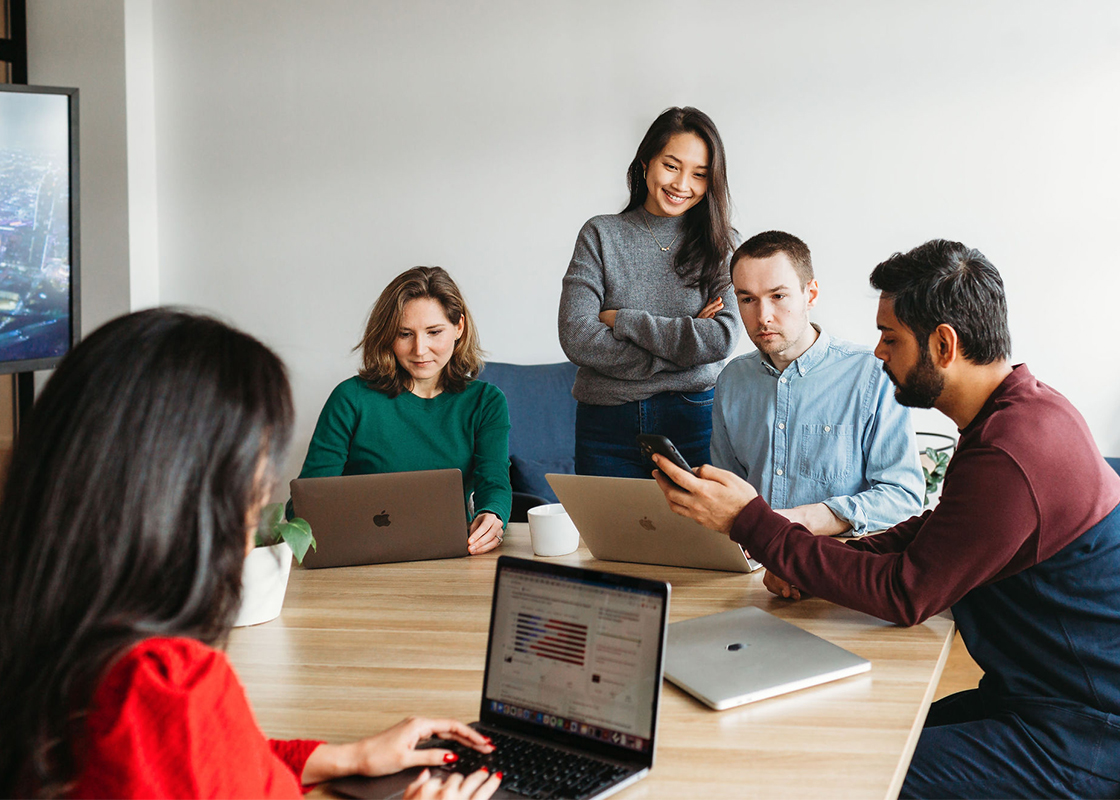 Fünf Mitarbeiter:innen